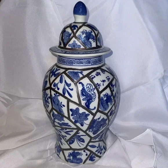 Chinese Blue and White Lidded Jar Hand Painted with Floral and Leaf - Picture 2 of 11